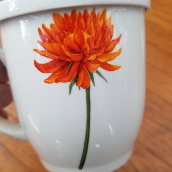 Porcelain Flower Tea Cup w/Matching Lid - Picture 3 of 8